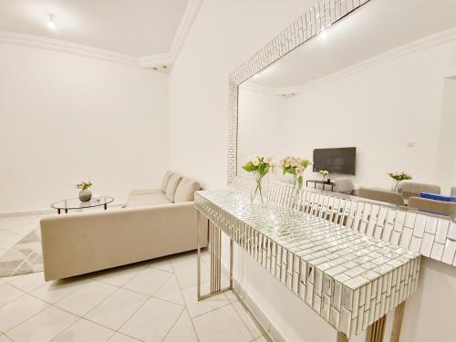 Televisyen dan/atau pusat hiburan di HARF22-G01-02 Cozy 2BR Apt in Abu Dhabi city