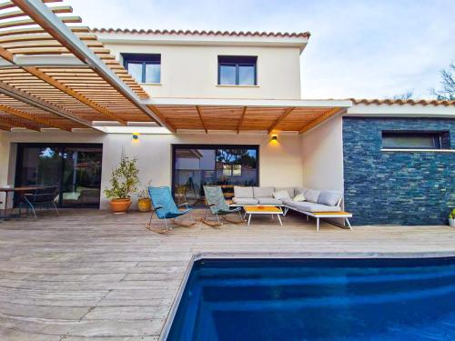 une terrasse avec une piscine en face d'une maison dans l'établissement Superbe Villa Marseille 3 Lucs, à Marseille