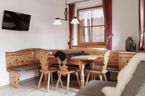 Chalet Tyrolian Apartments - by Familiarisにあるシーティングエリア