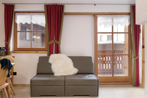 Chalet Tyrolian Apartments - by Familiarisにあるシーティングエリア
