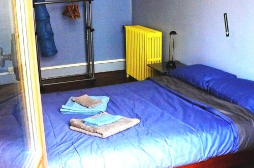 d'un miroir réfléchissant le lit avec des serviettes. dans l'établissement Grand meublé 70 m2 centre-ville proche lac, à Annecy