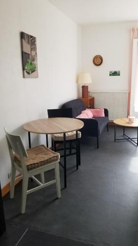 un salon avec une table et un canapé dans l'établissement Maison familiale Amboise, à Amboise