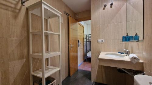 łazienka z umywalką i prysznicem w obiekcie IMEDA Apartamentos MONTE GORBEA w mieście Sierra Nevada