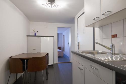 Kuchyň nebo kuchyňský kout v ubytování Hotel Hine Adon Fribourg