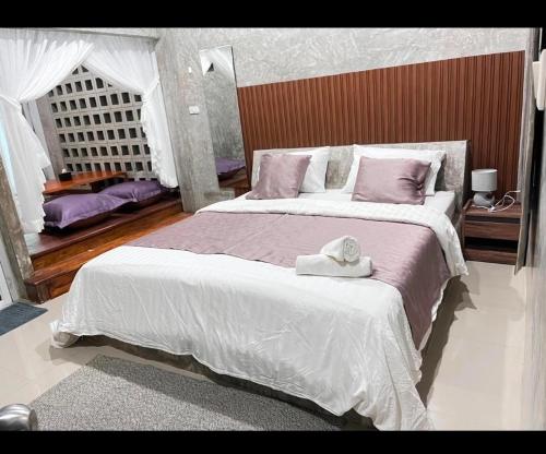 a large bedroom with a large bed with at บ้านพักบุหงา199 อ สรรพยา in Sanphaya
