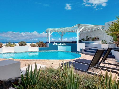 Πισίνα στο ή κοντά στο Villa Bleue - 227m2 avec piscine et vue mer - Saint-Gilles-Les-Bains