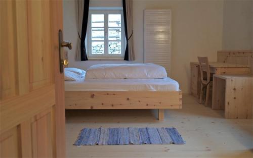 a bedroom with two beds and a window at Oberraut in Brunico