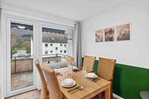 a dining room with a table and chairs and a window at Geschäftsreisetraum 2SZ 5P - Balkon, Waschtrockner in Oberkochen