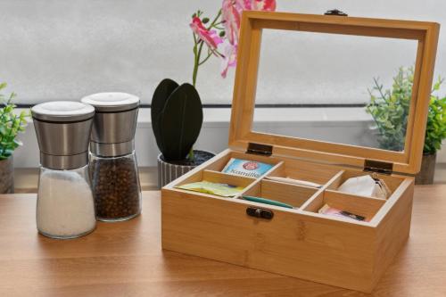 a wooden box with a mirror on a table at Geschäftsreisetraum 2SZ 5P - Balkon, Waschtrockner in Oberkochen
