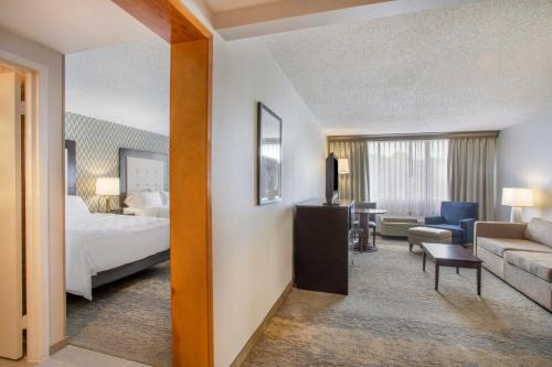 Postel nebo postele na pokoji v ubytování Holiday Inn & Suites Parsippany Fairfield by IHG