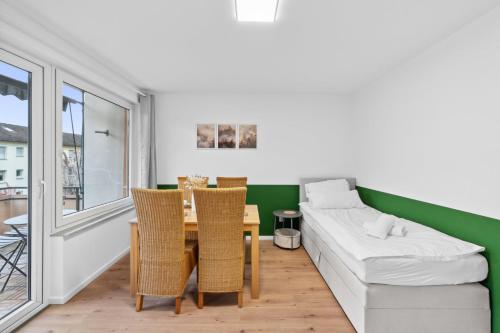 a living room with a table and a couch at Geschäftsreisetraum 2SZ 5P - Balkon, Waschtrockner in Oberkochen