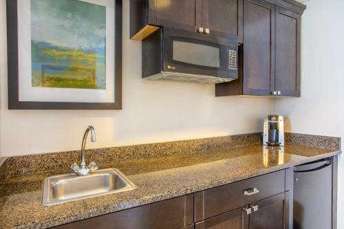 Kuchyň nebo kuchyňský kout v ubytování Holiday Inn & Suites Parsippany Fairfield by IHG