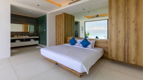 Ένα ή περισσότερα κρεβάτια σε δωμάτιο στο Grand Blue View Estate