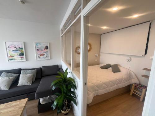 salon z kanapą i łóżkiem w obiekcie IMEDA Apartamentos MONTE GORBEA w mieście Sierra Nevada