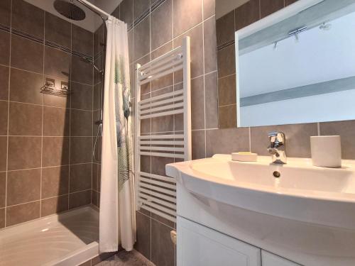 un baño con lavabo y ducha en La Bastide de Laura, en LʼIsle-sur-la-Sorgue