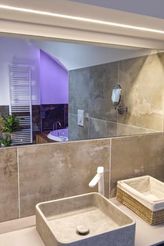 a bathroom with a sink and a bath tub at Agave in Centrale in Milan