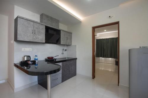 Kuchyň nebo kuchyňský kout v ubytování Manipal Atalia Service Apartments
