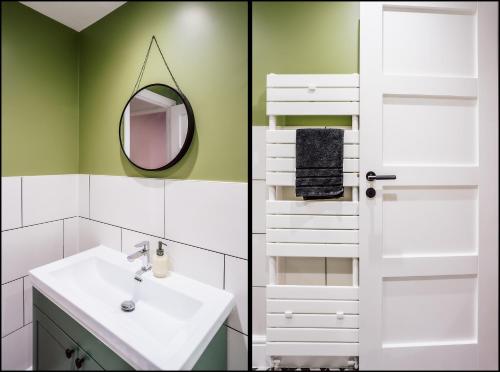 un bagno con lavandino e specchio di Dalmarnock Stay a Glasgow