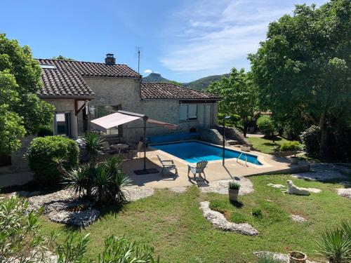 une maison avec une piscine dans la cour dans l'établissement La Peireta-Authentique, à Saint Alban Auriolles