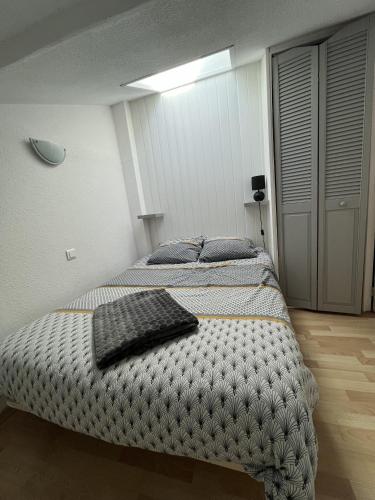 une chambre avec un lit avec deux oreillers dessus dans l'établissement Cosy Fermette, à Saint-Jean-de-Monts