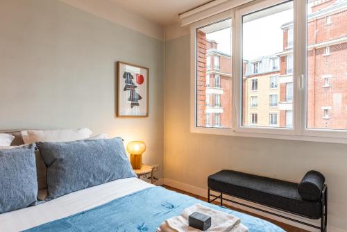 une chambre avec un lit et une fenêtre dans l'établissement Luxury flat for 6 people with balcony - Near Metro, à Paris