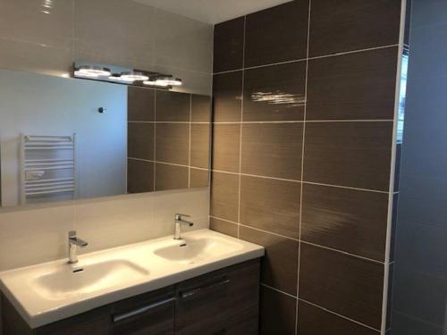 une salle de bain avec un lavabo et un miroir dans l'établissement Villa Cigalette avec piscine, terrasse et jardin, à Moussac