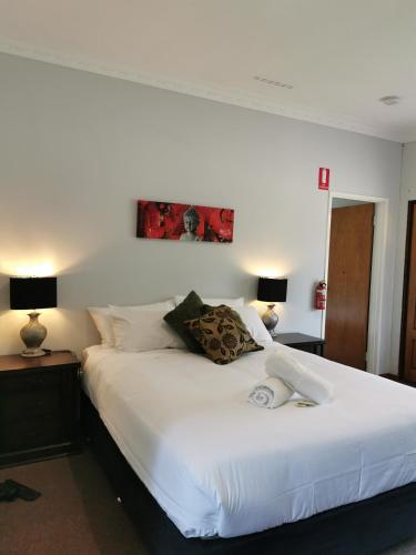 Katil atau katil-katil dalam bilik di Lake Clifton Tavern and Motel