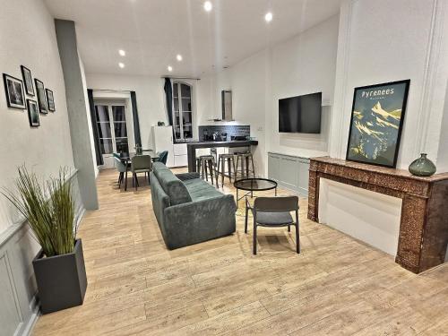 TV a/nebo společenská místnost v ubytování Lumineux T2, Spacieux, Hypercentre, Neuf, Wifi