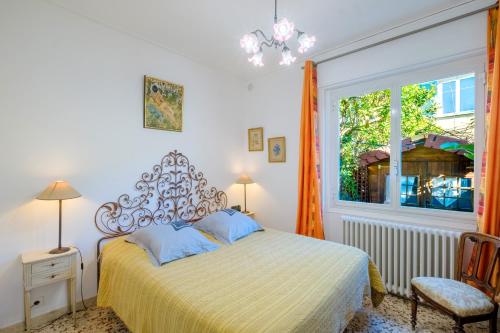 une chambre avec un lit et une fenêtre dans l'établissement Villa Eden 2, à Menton
