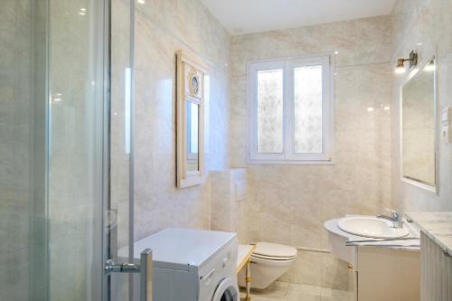 une salle de bain avec toilettes, lavabo et douche dans l'établissement Villa Eden 2, à Menton