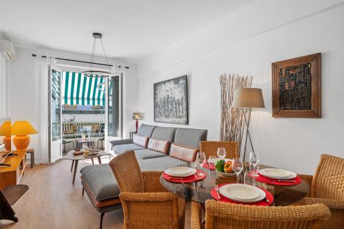 un salon avec un canapé et une table dans l'établissement PamPam - L'évasion lumineuse & pleine de charme, à Nice