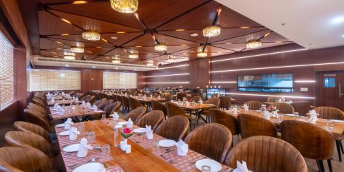 Hotel Kaushal Regencyにあるレストランまたは飲食店