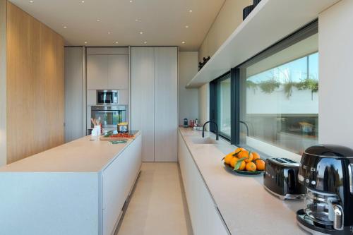 a kitchen with a counter with fruit on a plate at Hermosa in San Leonardello