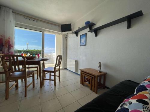 un salon avec une table et une salle à manger dans l'établissement Appt 1 pièce cabine - CHATELAILLON PLAGE - CL090-002, à Châtelaillon-Plage