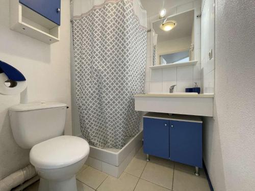 une petite salle de bain avec toilettes et douche dans l'établissement Appt 1 pièce cabine - CHATELAILLON PLAGE - CL090-002, à Châtelaillon-Plage
