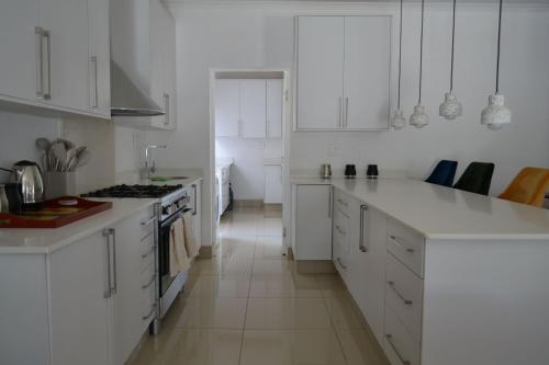 Kuchyň nebo kuchyňský kout v ubytování 11 Kiaat Suites
