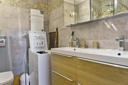 une salle de bain avec un lavabo blanc et des toilettes dans l'établissement Résidence Les Hauts De Preclaux - Appartement rénové au coeur des Orres 1800 MAE-8511, aux Orres