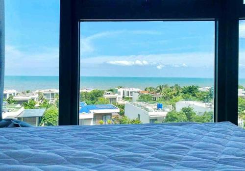 ein Schlafzimmer mit Bett und Blick auf das Meer in der Unterkunft 5 homestay Ocean View in Xã Thắng Nhứt