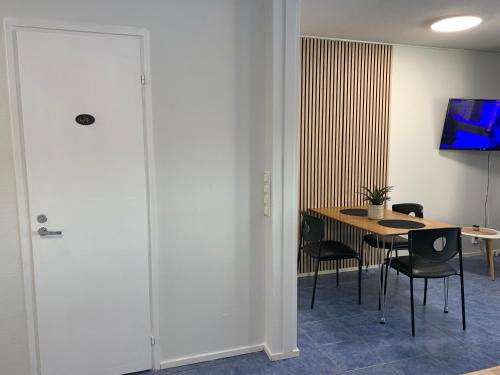 a dining room with a table and chairs at Tilava 2mh rivitalo, WiFi in Oulu