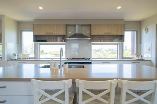 Η κουζίνα ή μικρή κουζίνα στο Chic Coastal Home on Orealla