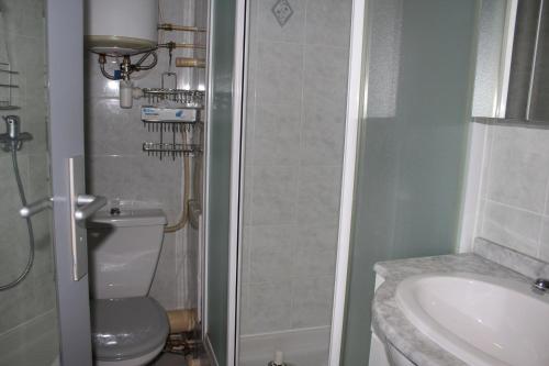 une salle de bain avec une douche, des toilettes et un lavabo dans l'établissement Appartement 2 Pièces 4 couchages GRUISSAN GN040-089, à Gruissan