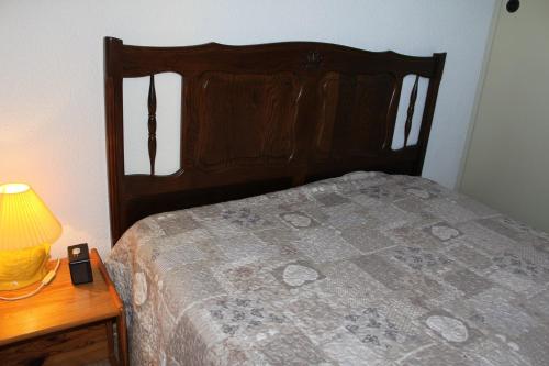 une chambre avec un lit et une lampe sur une table dans l'établissement Appartement 2 Pièces 4 couchages GRUISSAN GN040-089, à Gruissan