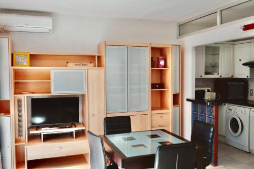 un salon avec une table et une télévision dans l'établissement 