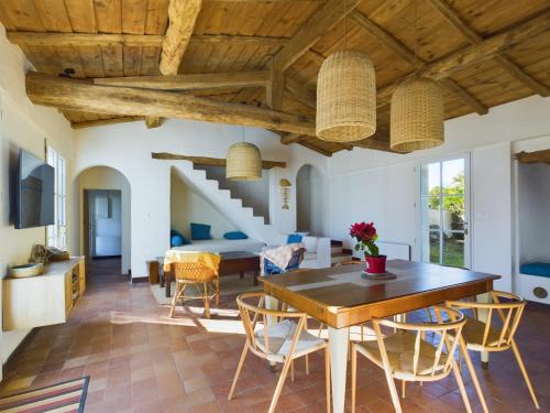 un salon avec une table, des chaises et un canapé dans l'établissement 400m de la mer, belle résidence pour 8 avec jardin, à Noirmoutier-en-l'lle