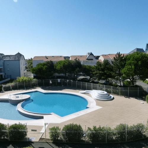 une grande piscine dans une cour dans l'établissement Appt 2 pièces CHATELAILLON PLAGE - CL040-R24, à Châtelaillon-Plage