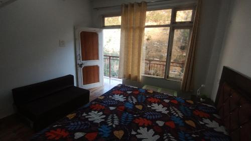 Postel nebo postele na pokoji v ubytování Bushahri Homestay - Food & Stay