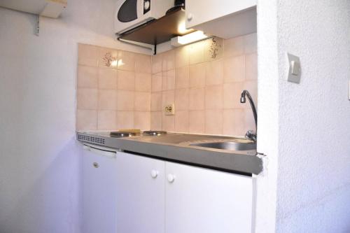 une cuisine avec un évier et un plan de travail dans l'établissement Maison Studio mezzanine Gruissan Les Ayguades AY090-003, à Vires