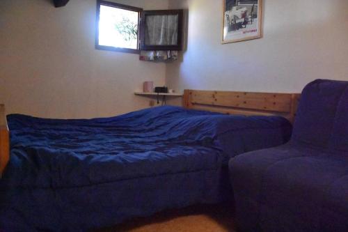 une chambre avec un lit, une chaise et une fenêtre dans l'établissement Maison Studio mezzanine Gruissan Les Ayguades AY090-003, à Vires