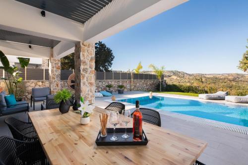 Bazén v ubytování Aiora Luxury Villas nebo v jeho okolí