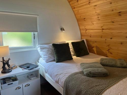 Postel nebo postele na pokoji v ubytování Glamping Pod - Vale View